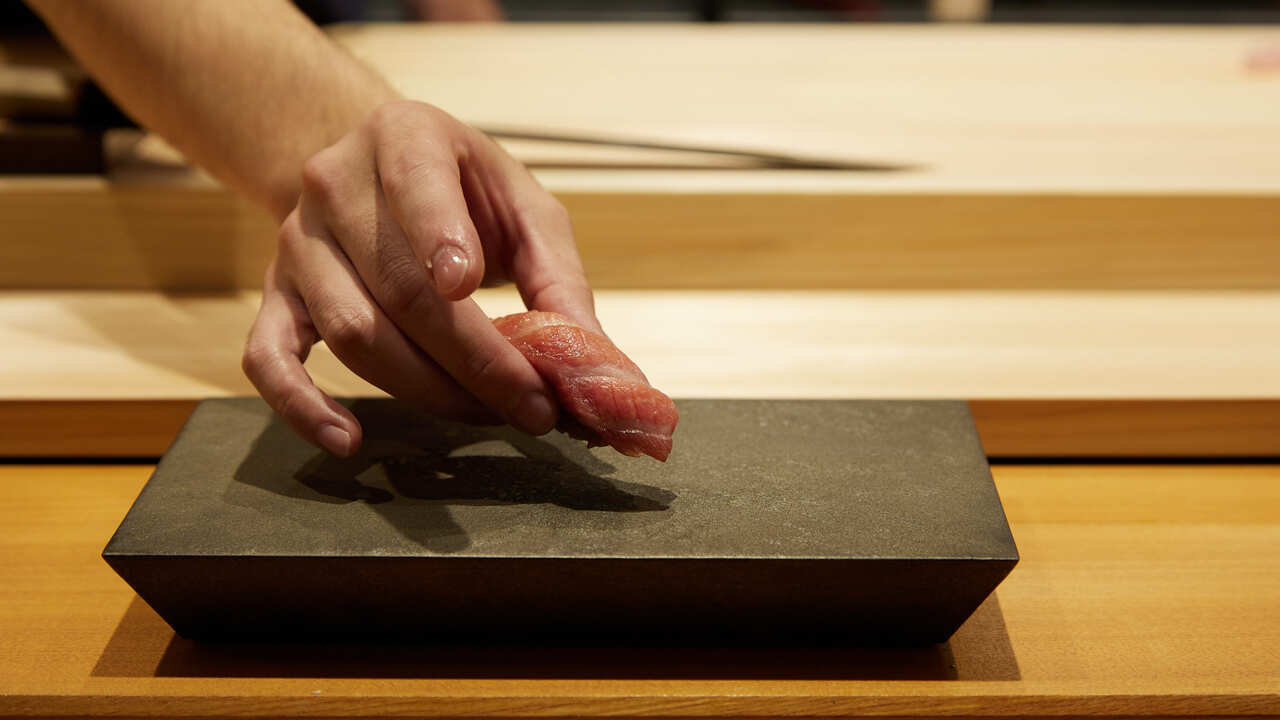 梅田酒場 すし金で働く人の写真3枚目