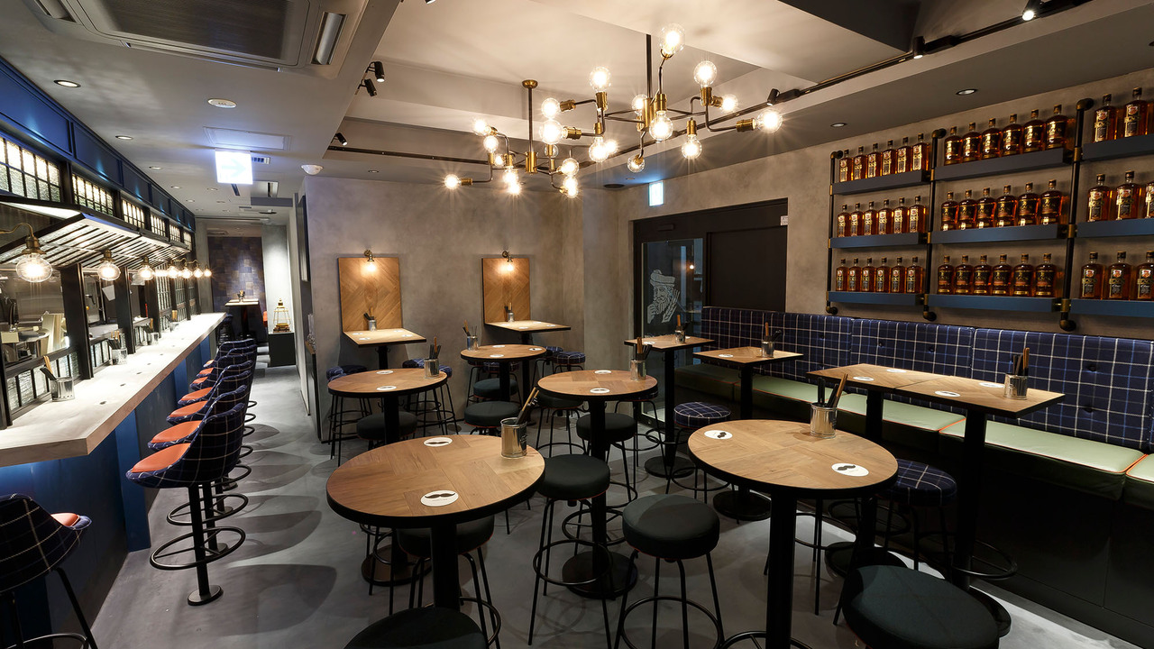 ハイボールバーで働く人の写真2枚目