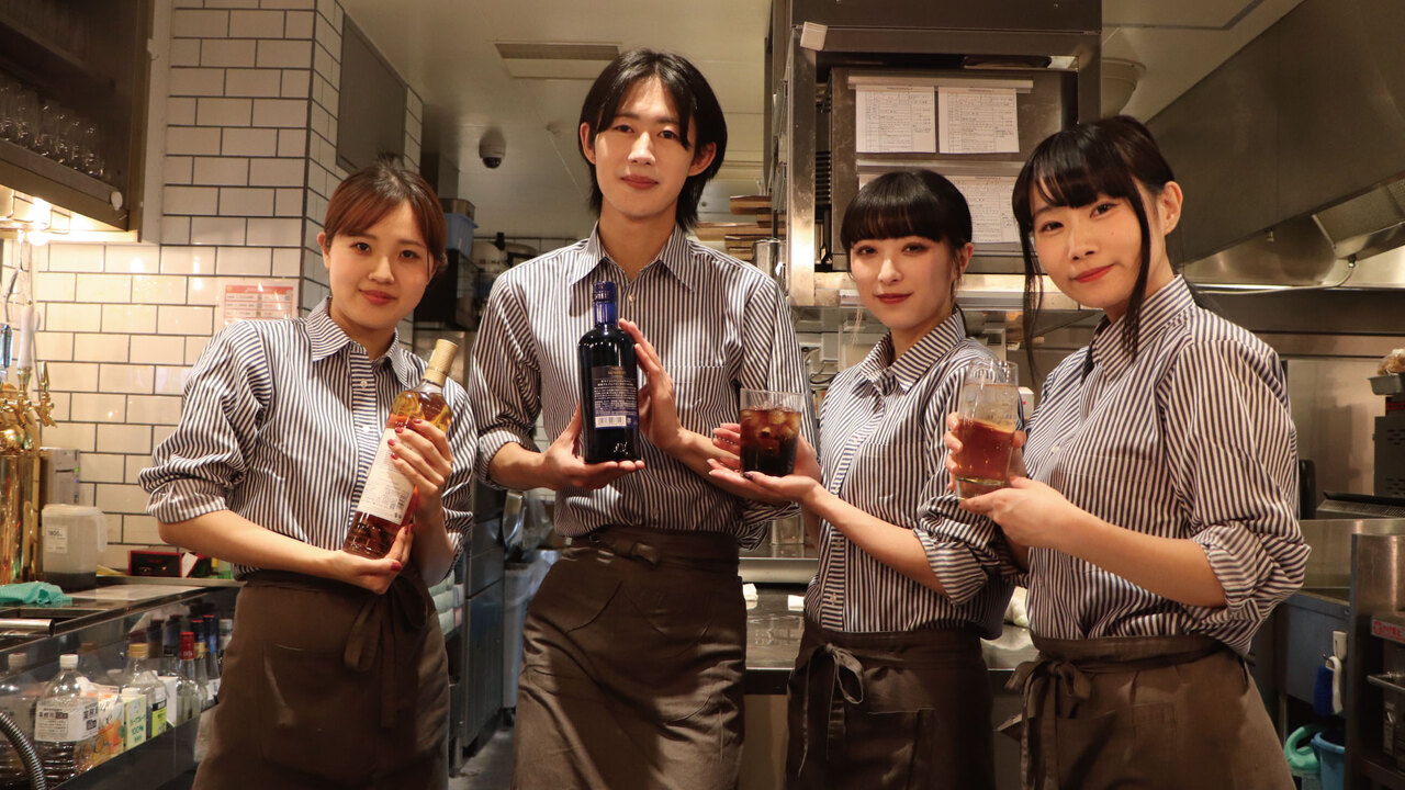 キッチンで働く人の写真1枚目