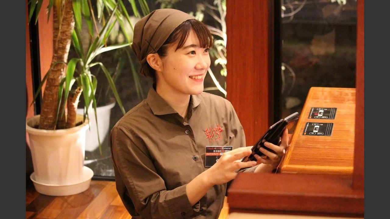 彩炉で働く人の写真1枚目