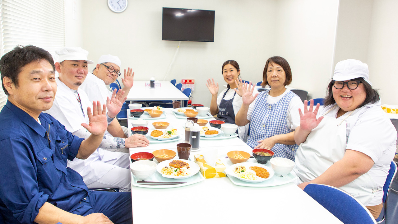 社員食堂・社員寮で働く人の写真1枚目