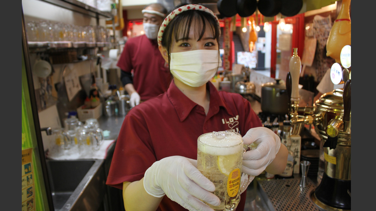 タコとハイボールで働く人の写真1枚目