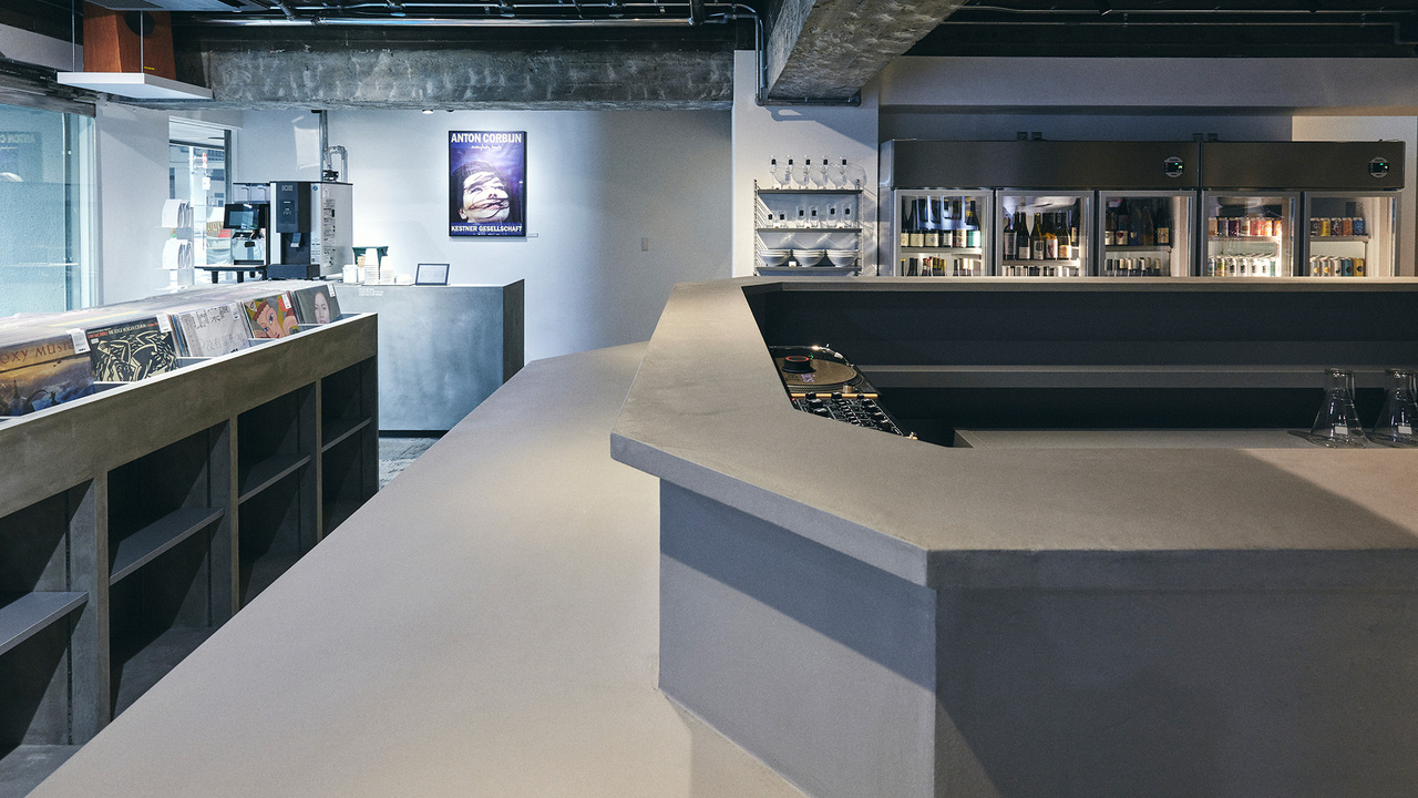 寄で働く人の写真1枚目