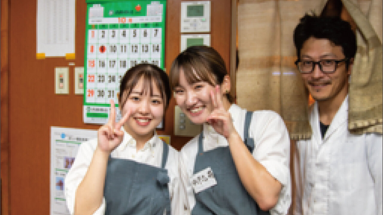 焼鳥とイロリくろ船で働く人の写真1枚目