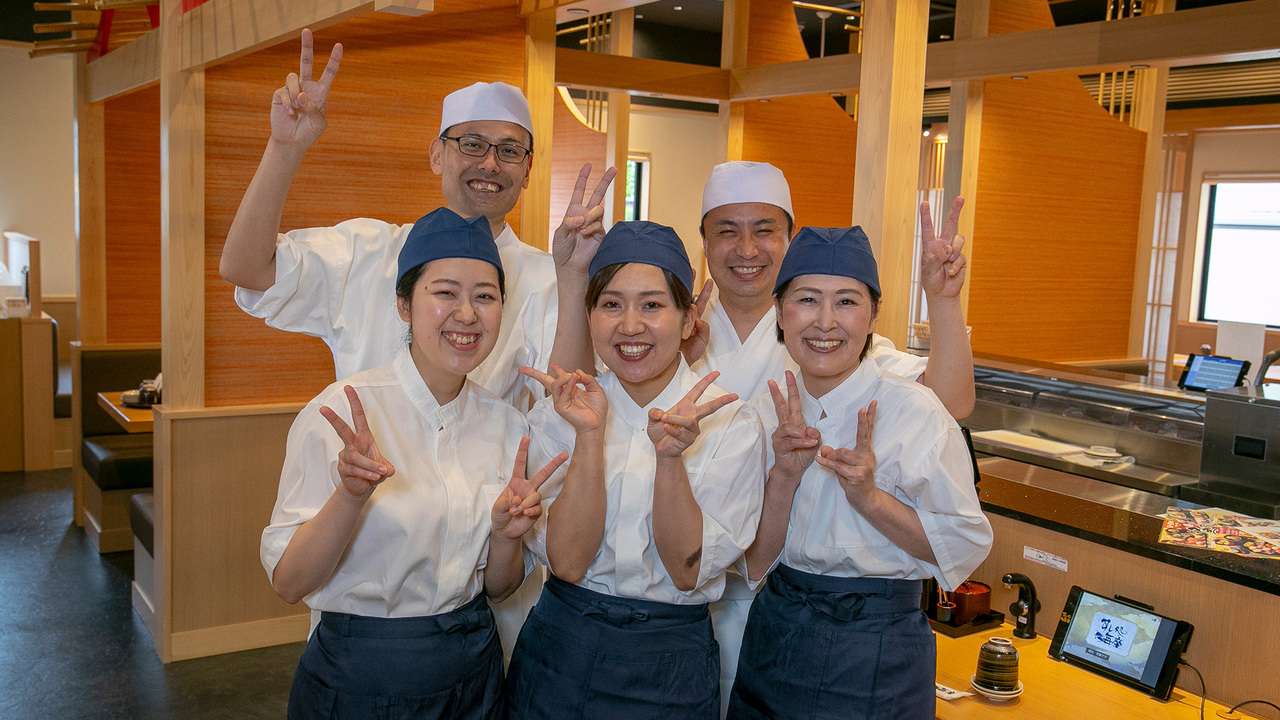 すし処海座で働く人の写真1枚目