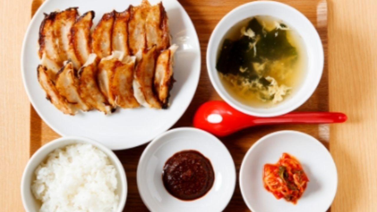 餃子の店　ひょうたんで働く人の写真1枚目