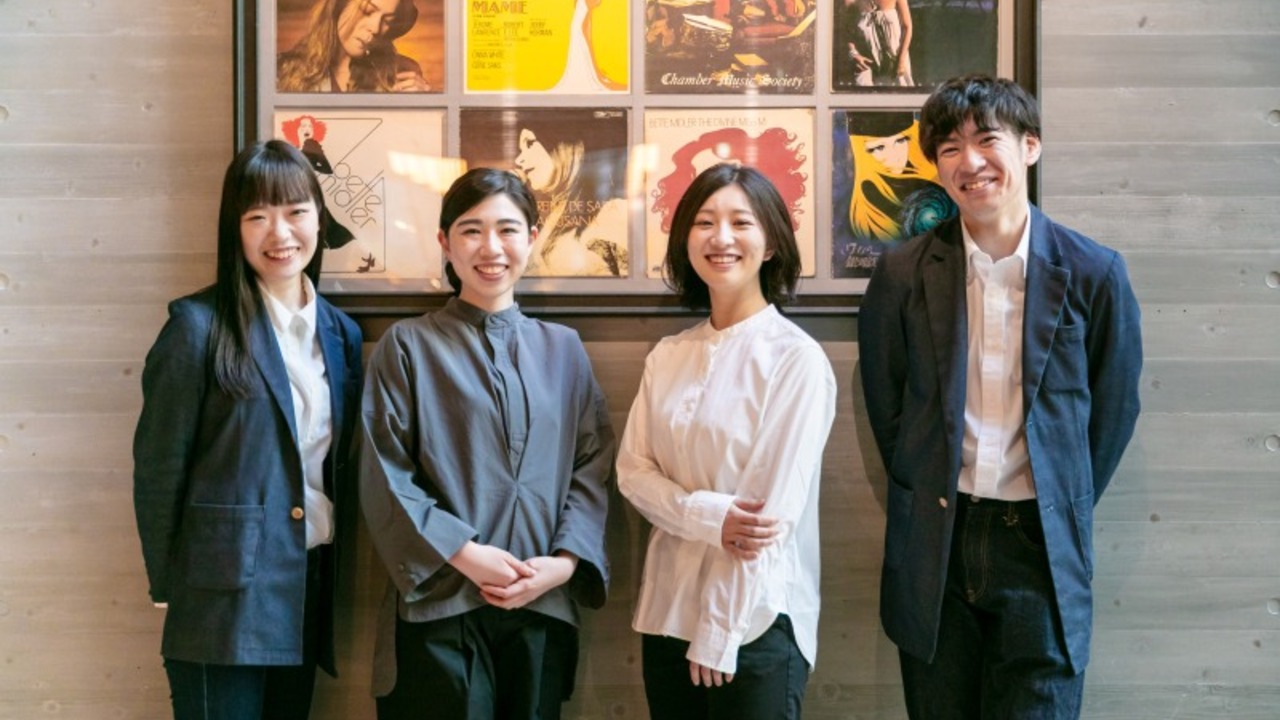 本社で働く人の写真1枚目