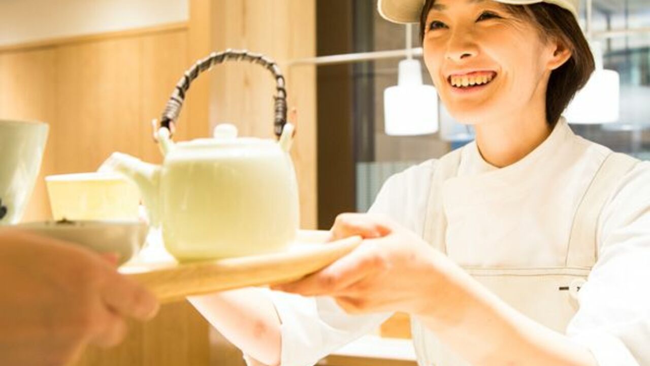 おぼんでごはんで働く人の写真1枚目