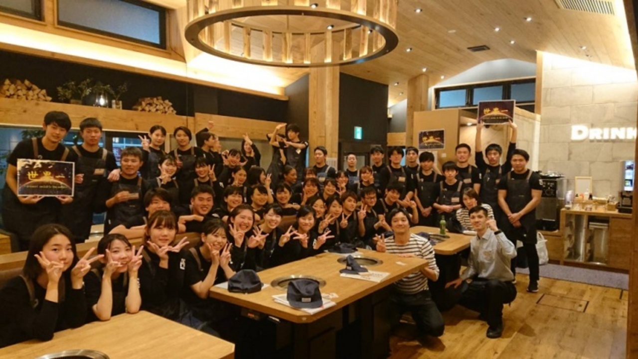 牛角で働く人の写真1枚目