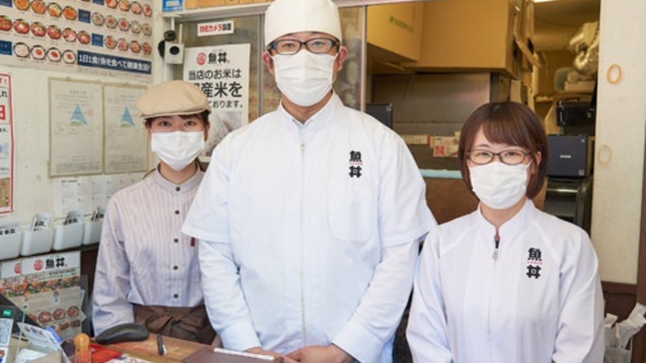魚丼で働く人の写真1枚目
