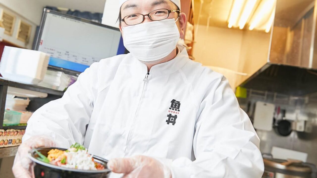 魚丼屋で働く人の写真1枚目