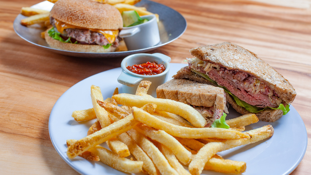 The TOWER TAVERN BAR & GRILL名古屋で働く人の写真2枚目