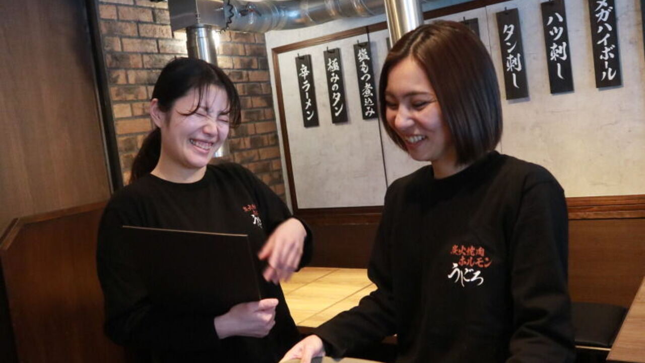 炭火焼肉ホルモンうしごろで働く人の写真2枚目