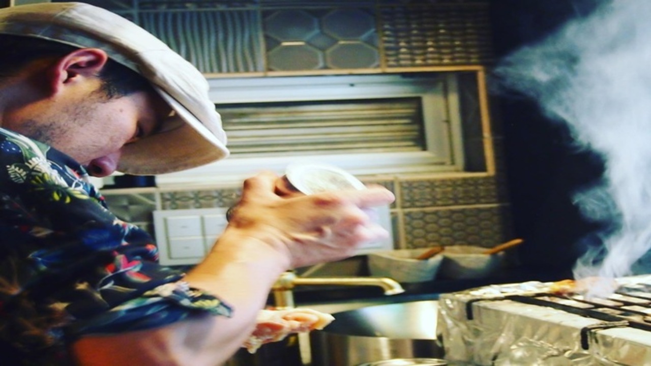 炭火焼き鳥 鶏尽で働く人の写真1枚目