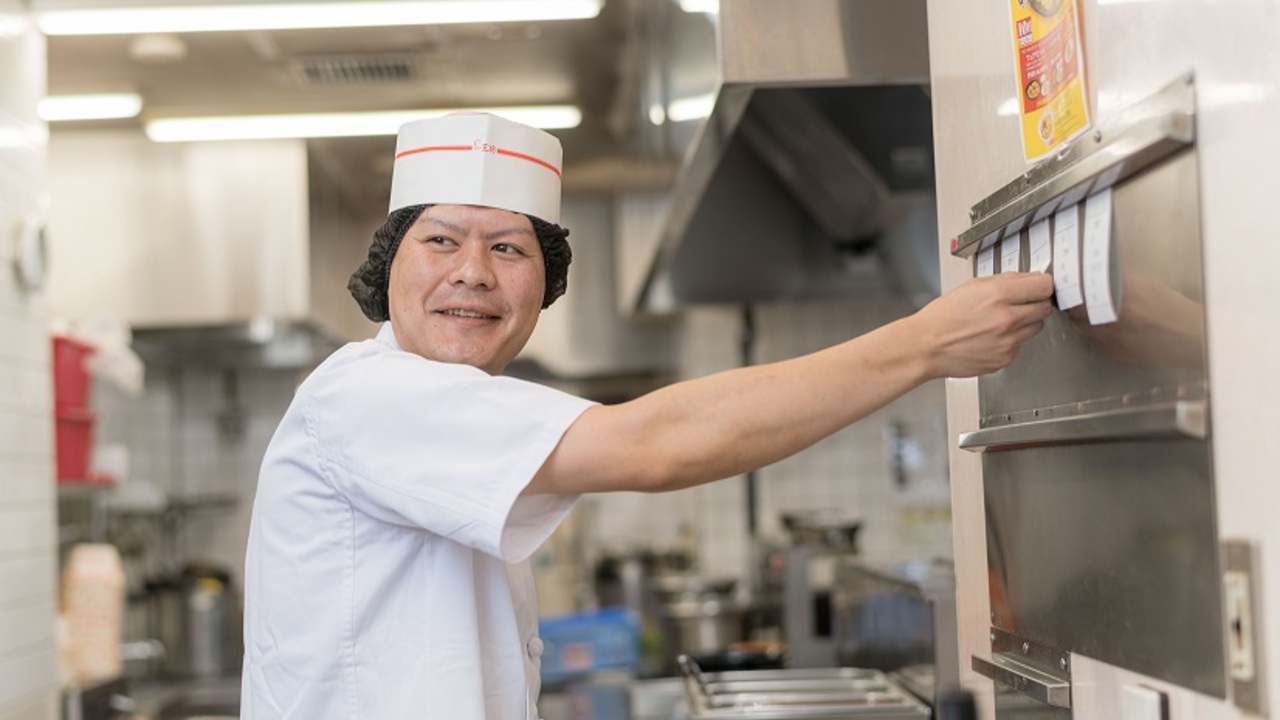 餃子の王将で働く人の写真3枚目
