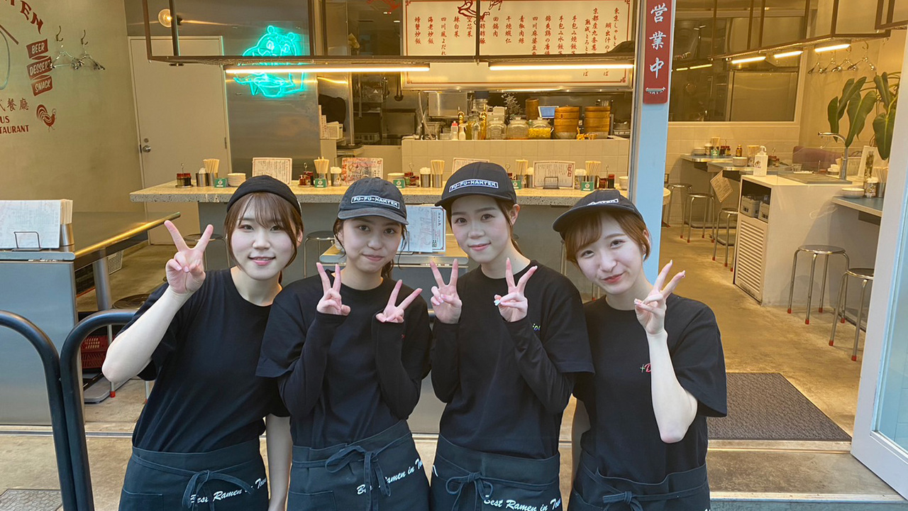 双麺で働く人の写真1枚目