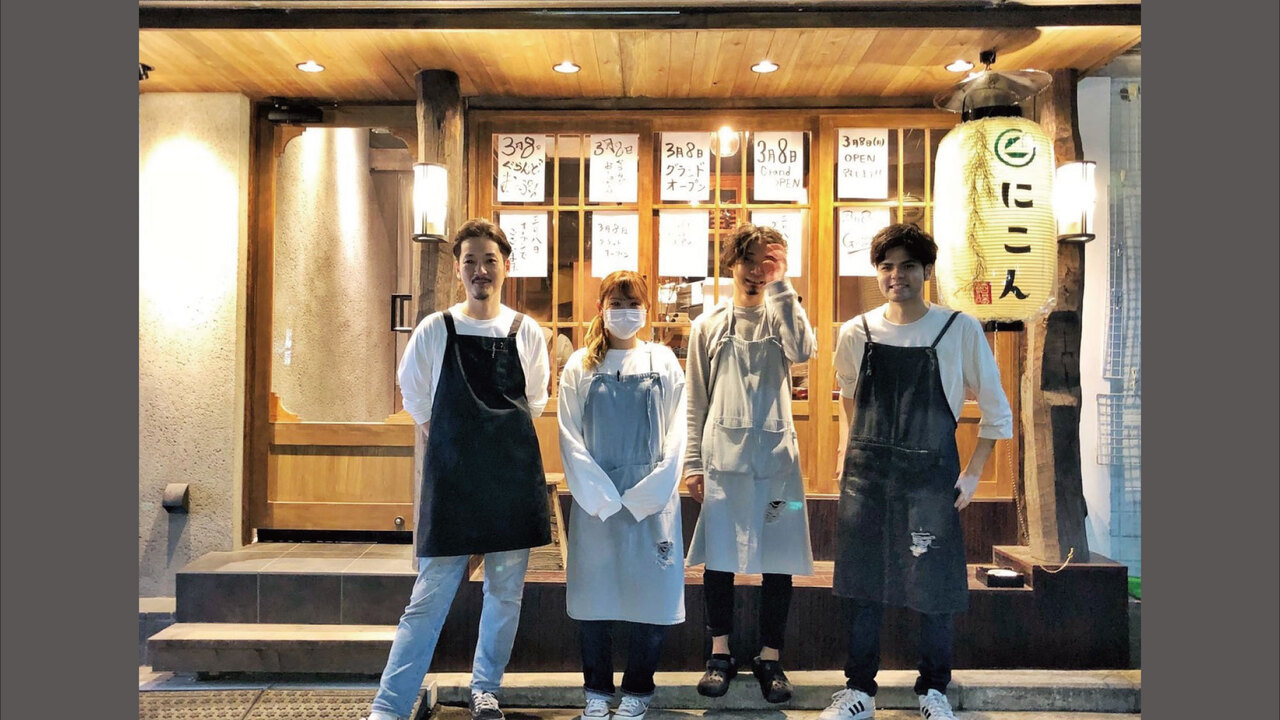 にこんで働く人の写真1枚目