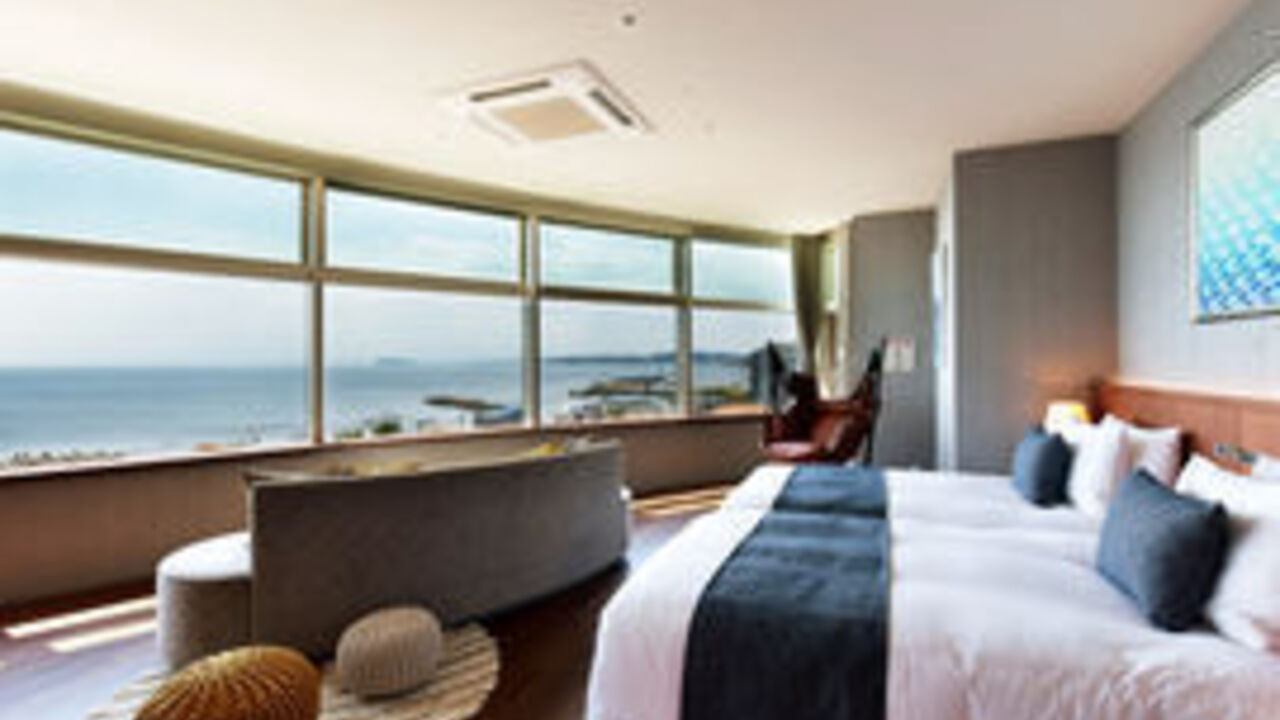 葉山うみのホテルで働く人の写真1枚目