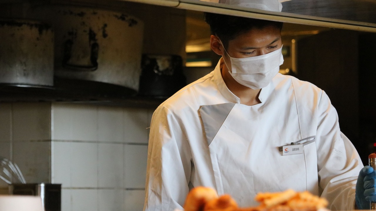 コンフォートホテル中部国際空港　１階レストランで働く人の写真1枚目