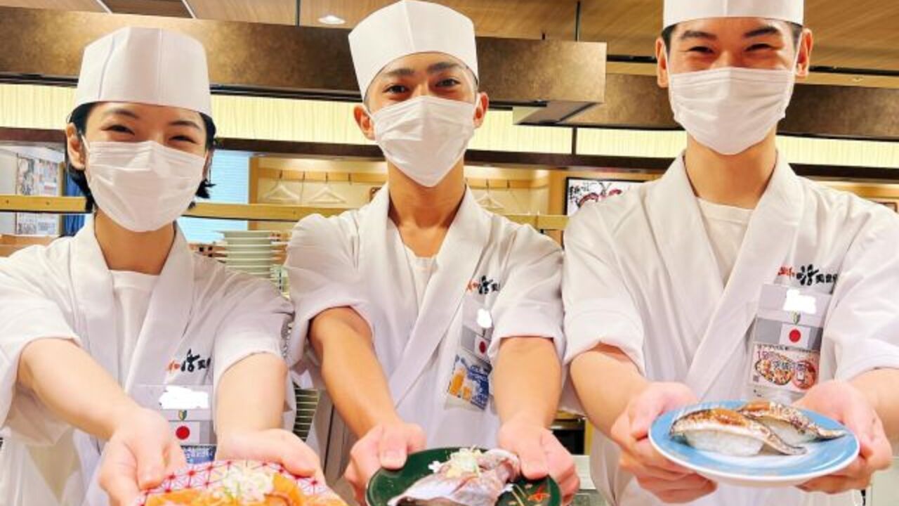 回し寿司活で働く人の写真1枚目