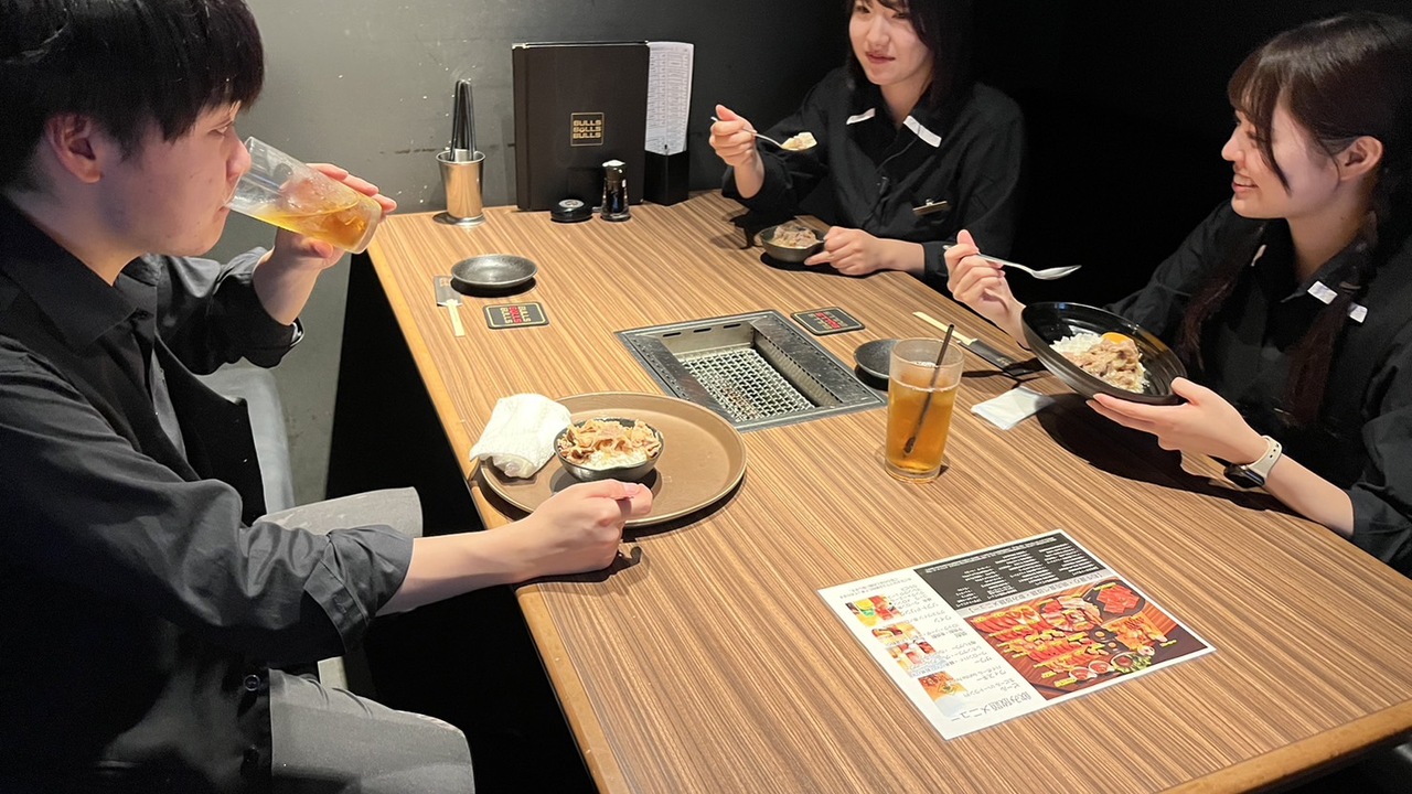 新宿 焼肉BULLSで働く人の写真3枚目