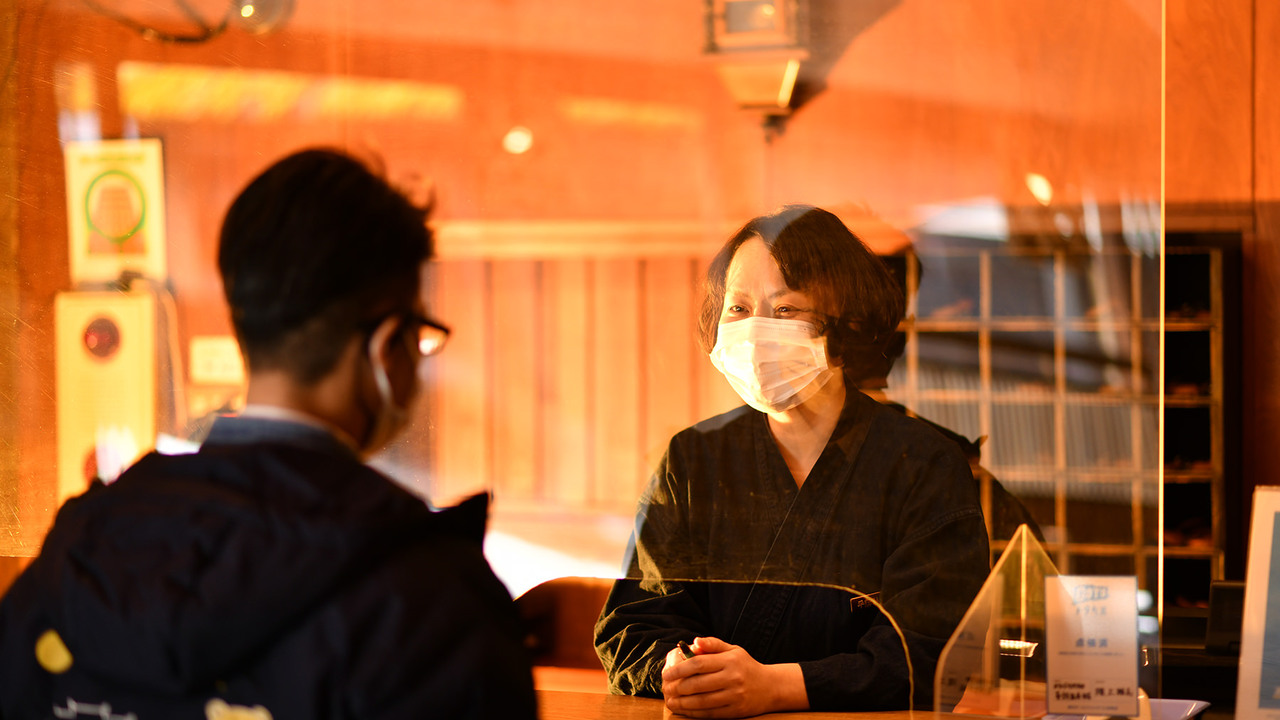 かやぶきの郷 薬師温泉 旅籠で働く人の写真1枚目