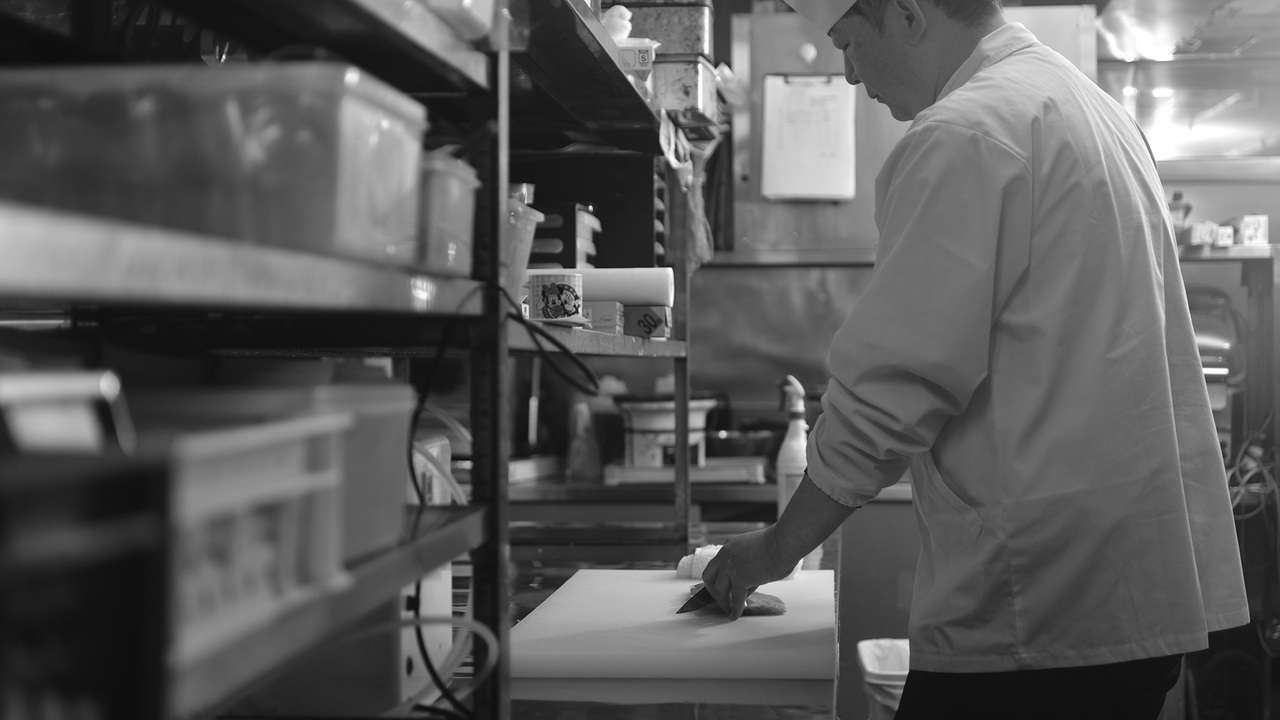 かやぶきの郷 薬師温泉 旅籠で働く人の写真2枚目