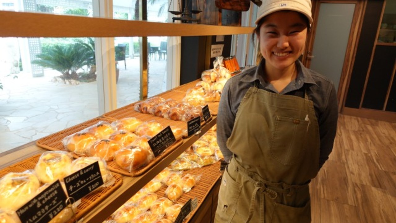 ベーカリー業態で働く人の写真1枚目