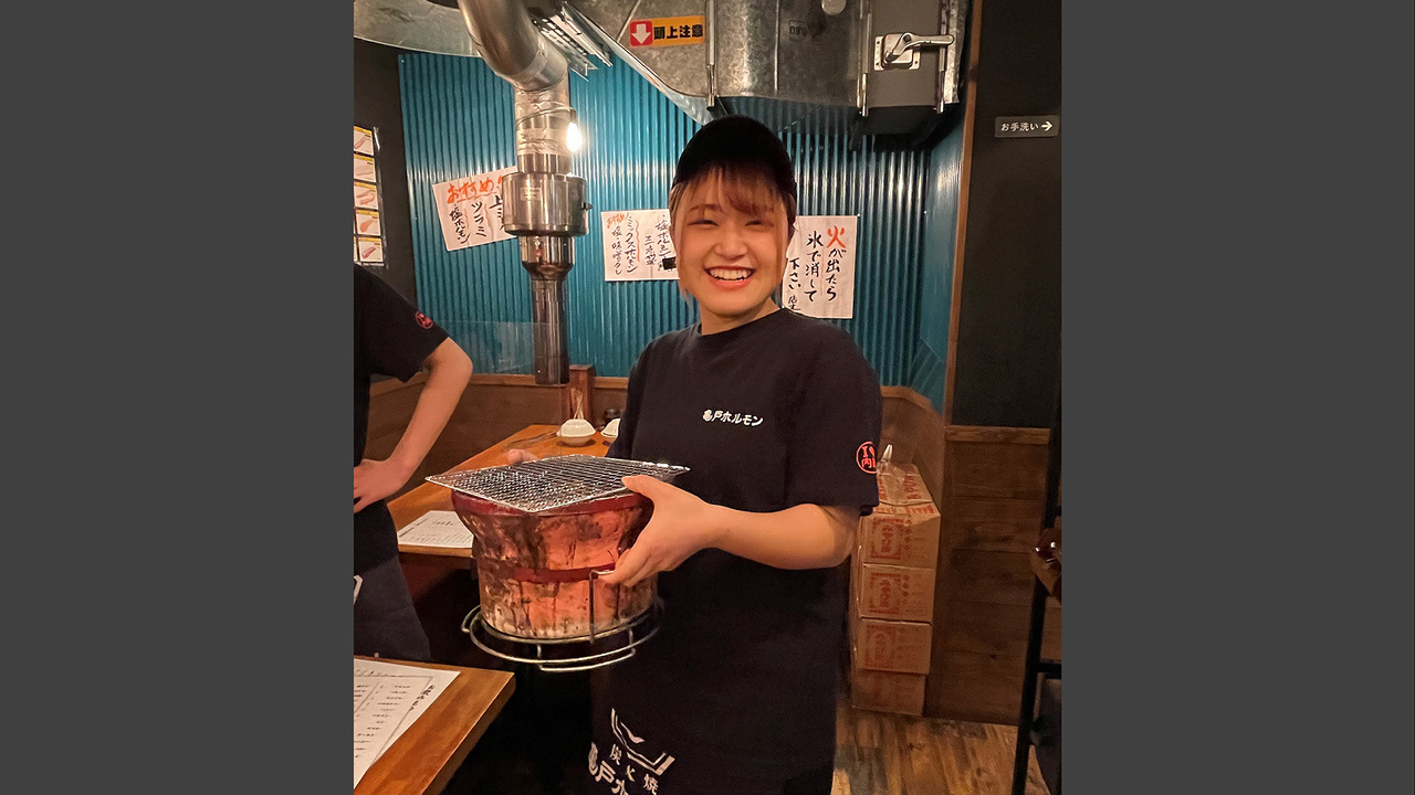 亀戸ホルモンで働く人の写真3枚目