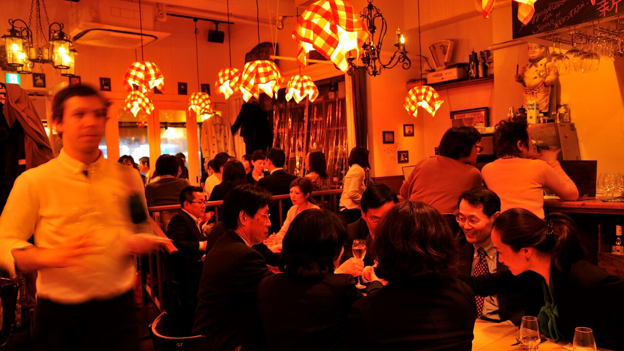 パリのワイン食堂で働く人の写真1枚目