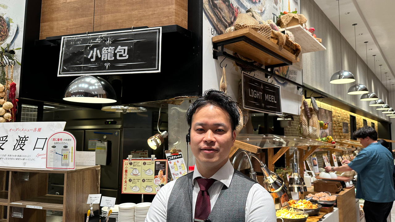 グランブッフェで働く人の写真1枚目