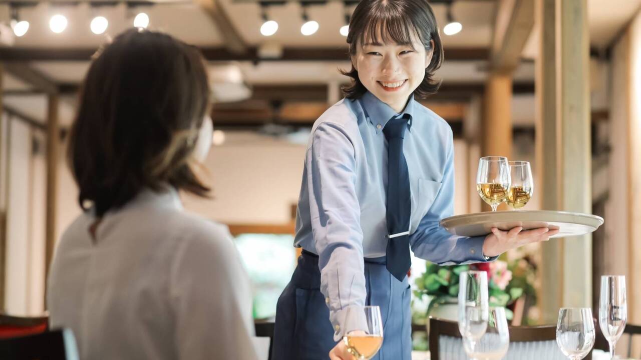 萬屋本店で働く人の写真2枚目