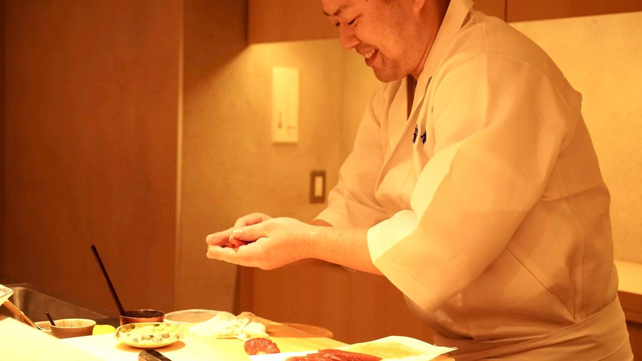 銀座 鮨 佑で働く人の写真2枚目