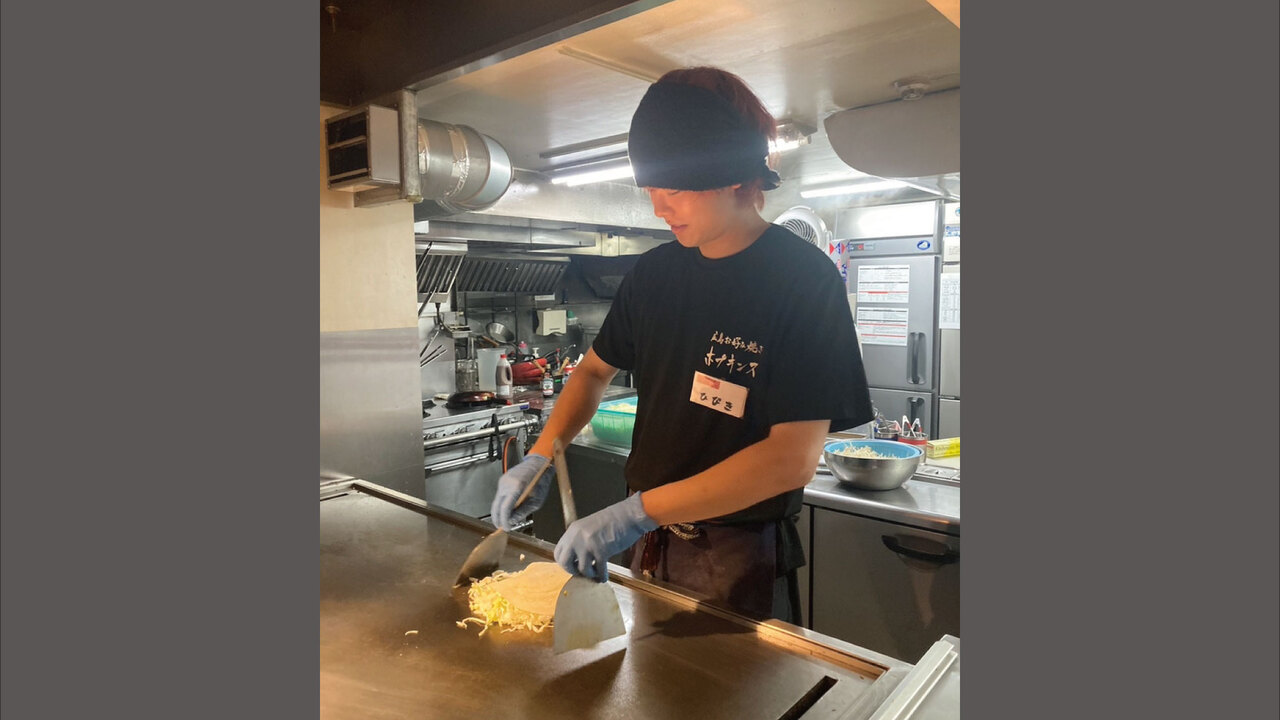 広島お好み焼き　ホプキンスで働く人の写真1枚目