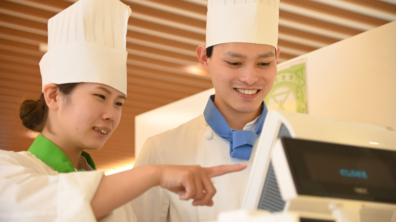 株式会社どうとんぼり神座で働く人の写真3枚目