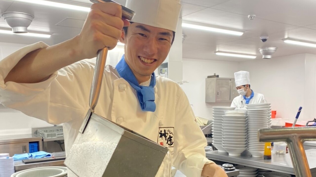 株式会社どうとんぼり神座で働く人の写真4枚目